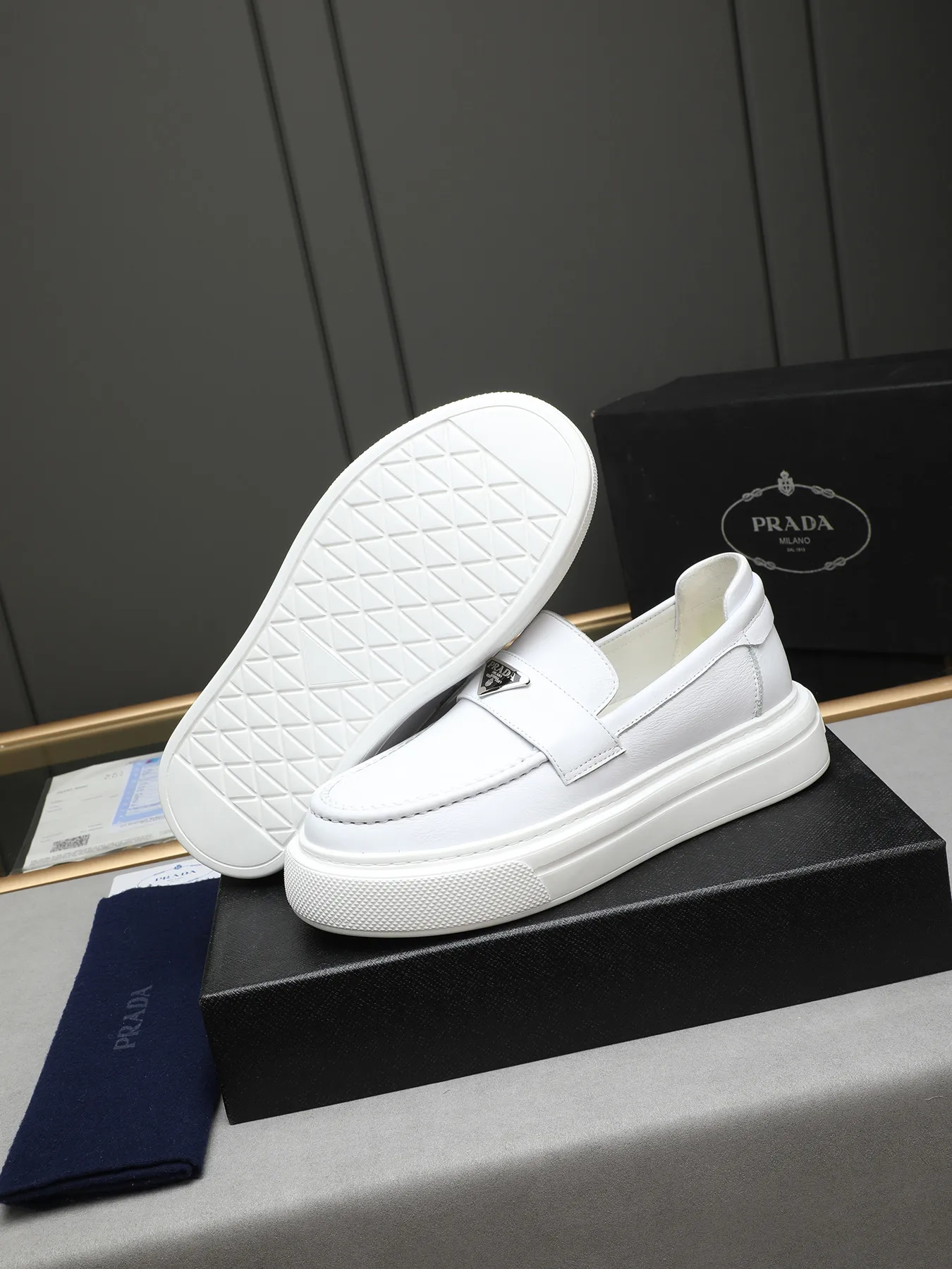 Men's Men's Shoes 💰500 Prada/Prada Men's new casual shoes, this upper is made of imported calfskin + sheep lining! The outsole is made of non-slip foam outsole, which feels good on your feet and is a fashionable and stylish item!  Size: 38-44 (45 customized)